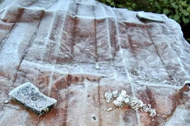 Băng giá phủ trắng mái nhà, cây cỏ ở vùng biên xứ Nghệ