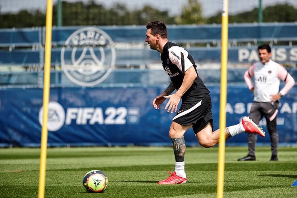 Messi cười tươi rói trong buổi tập đầu tiên với PSG - 11 Messi cười tươi rói trong buổi tập đầu tiên với PSG - 11