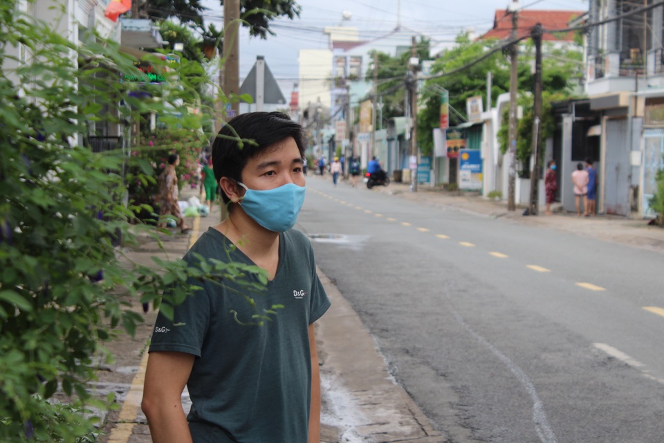 Dù có phần lo lắng nhưng đa số người dân trong khu vực phong toả đều ủng hộ biện pháp phòng dịch của chính quyền Dù có phần lo lắng nhưng đa số người dân trong khu vực phong tỏa đều ủng hộ biện pháp phòng dịch của chính quyền