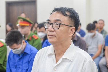 Xử vụ cựu Cục phó Trần Hùng: Bí ẩn chiếc túi màu đen trên ghế đá?