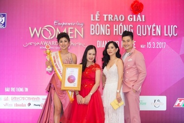 Hoa hậu Vy Nguyễn toả sáng trên sân khấu vinh danh “Bông hồng quyền lực”