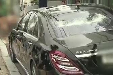 Bực tức vì đại lí, khách hàng dùng gậy đánh golf phá nát Mercedes-AMG C63