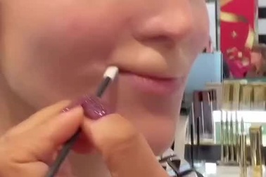 Nụ cười đầy nghị lực của người mẫu bị chó pit bull cắn rách môi