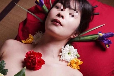 Nhà hàng gây tranh cãi vì dùng người mẫu khỏa thân để bày đồ ăn