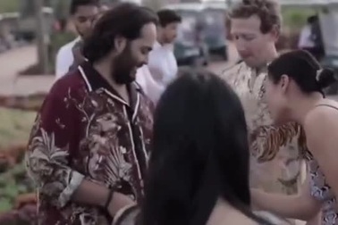 Tỷ phú Mark Zuckerberg thích thú ngắm đồng hồ của con trai út nhà Ambani