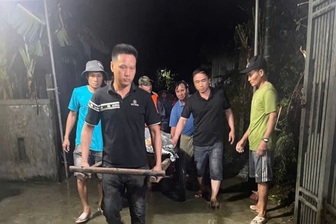 Hai người ở Huế bị điện giật thương vong trong khu chợ ngập nước lũ