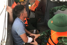 Tàu cá cùng 4 ngư dân bị chìm trên biển