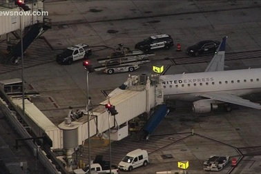 Hành khách nhảy khỏi máy bay đang lăn bánh trên đường băng ở Mỹ