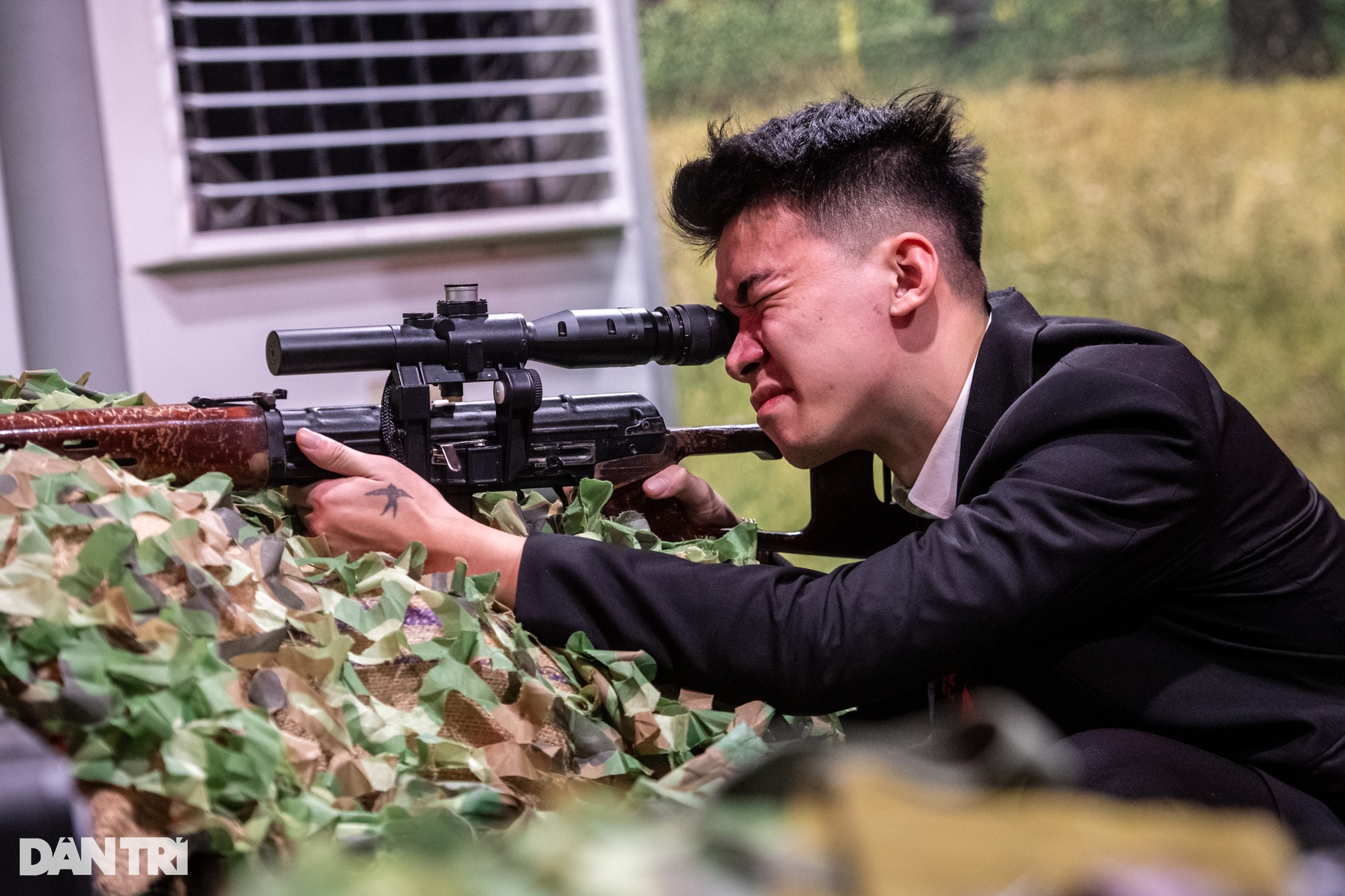 Khách tham quan thích thú xem vũ khí, xếp hàng trải nghiệm bắn súng - 8 Khách tham quan thích thú xem vũ khí, xếp hàng trải nghiệm bắn súng - 8
