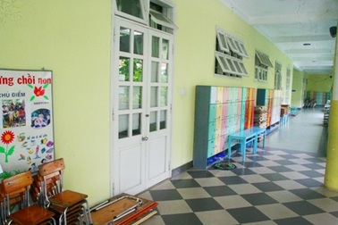 700 học sinh nghỉ học để... hiệu trưởng làm lễ nghỉ hưu