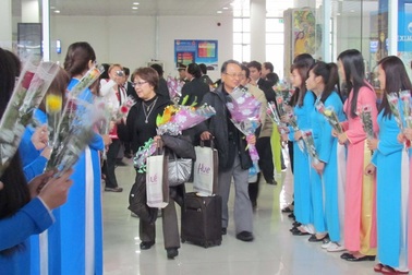 Huế đón chuyến bay đầu tiên đến “xông đất” năm mới