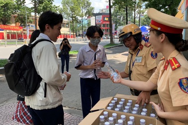 CSGT trao nước suối, dặn dò thí sinh tự tin thi THPT quốc gia