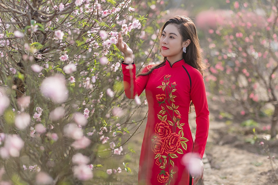 Nữ nhân viên hàng không khoe dáng nuột nà giữa vườn đào ngày Xuân - 6 Nữ nhân viên hàng không khoe dáng nuột nà giữa vườn đào ngày Xuân - 6