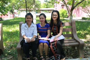 Nữ sinh dân tộc Tà ôi, Pa cô duyên dáng trong những bộ váy thổ cẩm