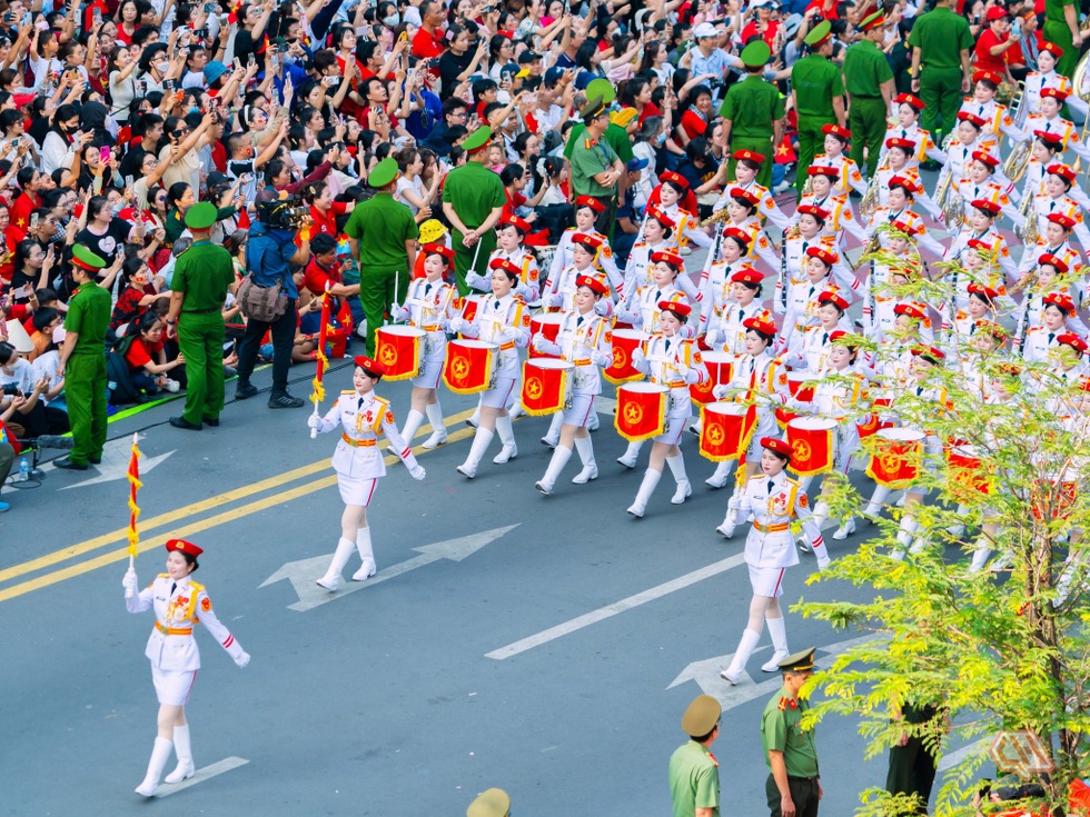 Nam sinh tạo cơn sốt với bộ ảnh diễu binh: Kiếm tiền giỏi, mơ làm nhà báo - 2