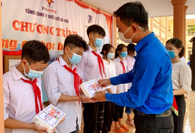 Phó Bí thư Thường trực Thành đoàn Nguyễn Đức Tiến trao tặng 30 thiết bị học tập tới các em thiếu nhi huyện Ba Vì.