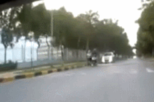 Kinh hoàng khoảnh khắc ô tô phóng nhanh, tông văng 2 người đi xe máy