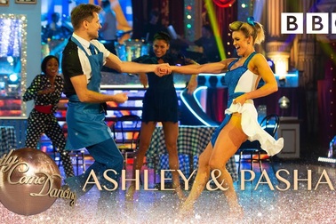 Ashley trổ tài khiêu vũ