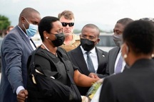 Đệ nhất phu nhân Haiti mặc áo chống đạn về nước đưa tang chồng