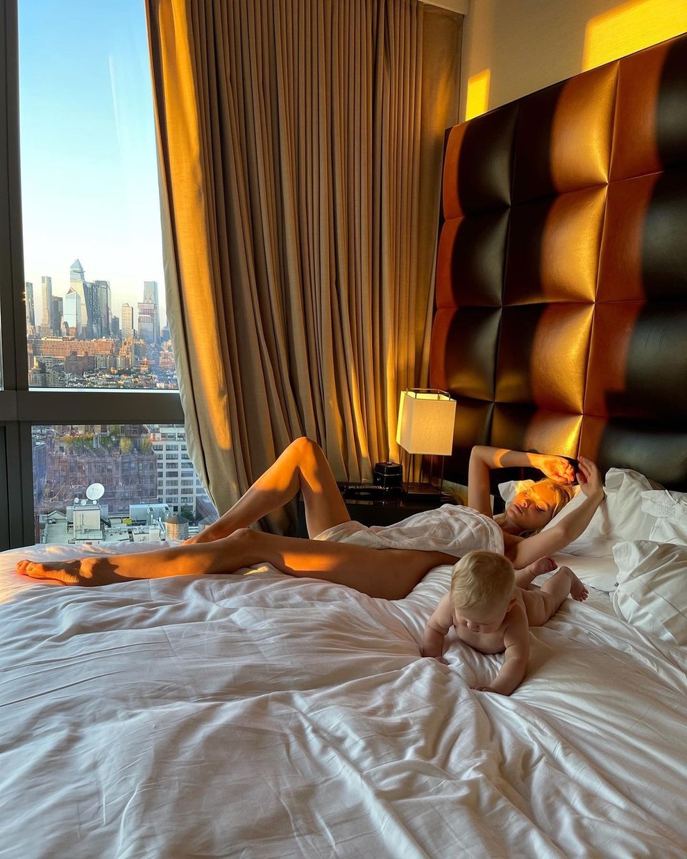 Người mẫu Elsa Hosk bị chỉ trích vì đăng ảnh khỏa thân bên con gái - 3 Người mẫu Elsa Hosk bị chỉ trích vì đăng ảnh khỏa thân bên con gái - 3