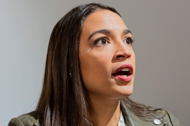 Cô bồi bàn trở thành nữ nghị sĩ trẻ nhất nước Mỹ: Không tô hồng bản thân