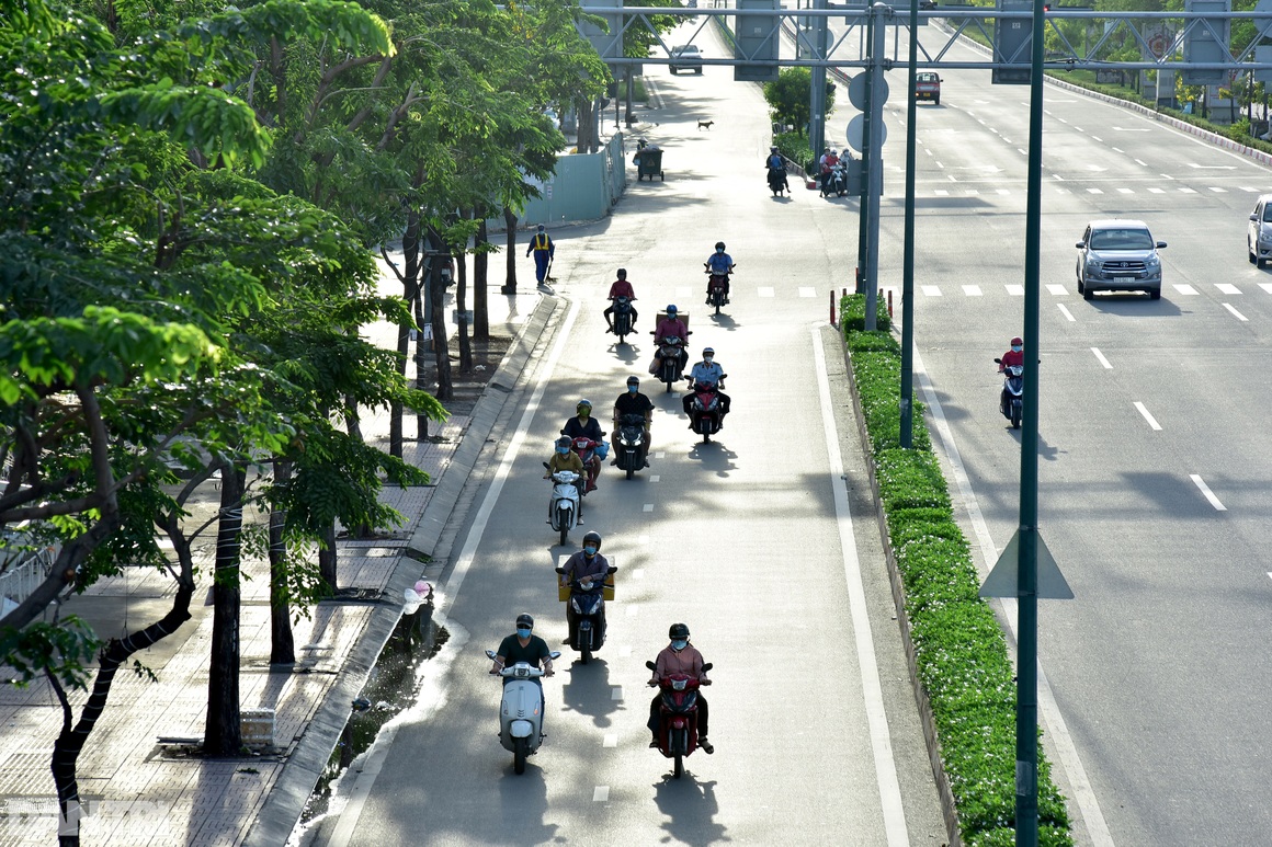 Đường phố Sài Gòn ùn ùn xe cộ, nhiều người bị xử phạt ra ngoài không lý do - 11 Đường phố Sài Gòn ùn ùn xe cộ, nhiều người bị xử phạt ra ngoài không lý do - 11