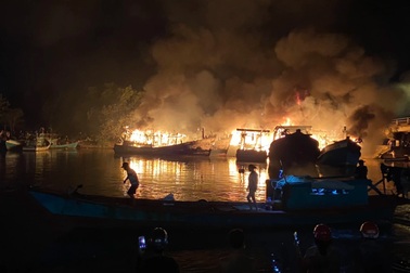 Tạm giữ nghi can vụ phóng hỏa làm cháy 14 tàu cá trong đêm