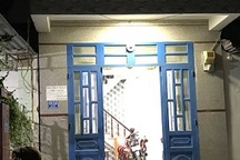 Một thanh niên chết loã thể trong nhà vệ sinh