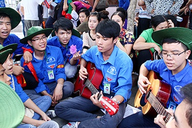 Sinh viên ôm đàn ca hát cổ vũ người nhà thí sinh