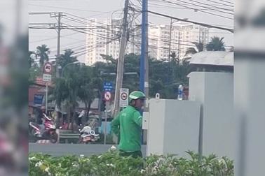 Người mặc đồ xe ôm tác động tủ đèn giao thông ở TPHCM