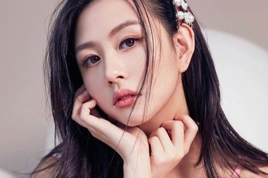 Nhan sắc cuốn hút của con gái "bom sex" Khâu Thục Trinh