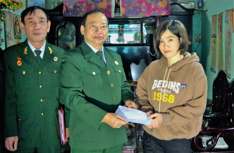 Tặng quà cho thân nhân các liệt sỹ hy sinh khi khắc phục lũ lụt ở Quảng Trị - 1 Tặng quà cho thân nhân các liệt sỹ hy sinh khi khắc phục lũ lụt ở Quảng Trị - 1
