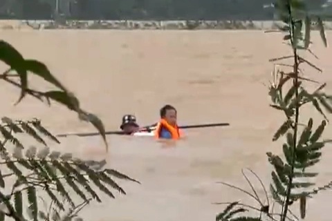 Phát hiện 2 trẻ nhỏ tử vong dưới cống nước