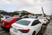 Hàng loạt ô tô bất động, xếp hàng nằm chờ cứu hộ ở Huế