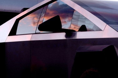 Tesla bị kiện vì tay nắm cửa khiến nạn nhân “chết oan” trong chiếc xe cháy