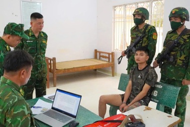 Nam thanh niên mang theo súng AK khi làm thủ tục xuất cảnh sang Campuchia