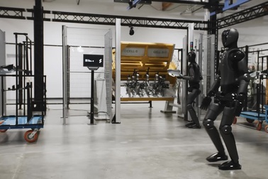 Robot hình người tích hợp ChatGPT hoạt động trong nhà máy lắp ráp ô tô