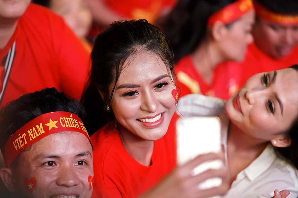 Hoa hậu Di Khả Hân cùng hàng triệu trái tim hướng về đội tuyển Việt Nam - 3 Hoa hậu Di Khả Hân cùng hàng triệu trái tim hướng về đội tuyển Việt Nam - 3