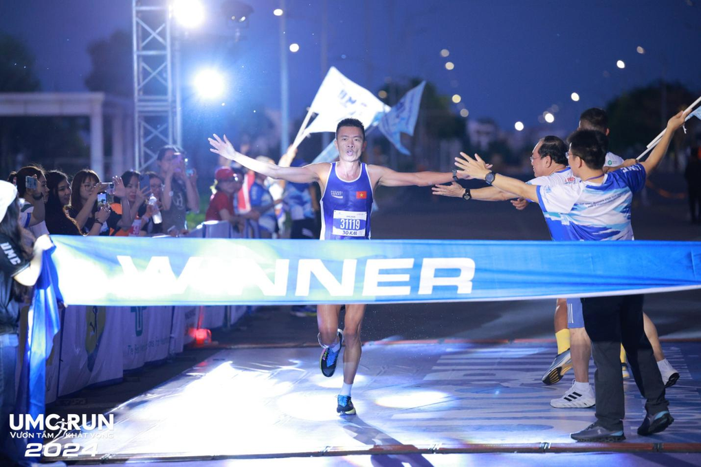 Hứa Thuận Long lần đầu giành vị trí top 1 cự ly 30km tại UMC Run 2024 - 3 Hứa Thuận Long lần đầu giành vị trí top 1 cự ly 30km tại UMC Run 2024 - 3