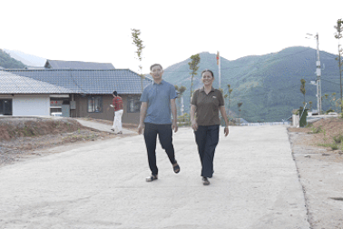 Đảng viên hiến đất, dân nhất mực theo sau