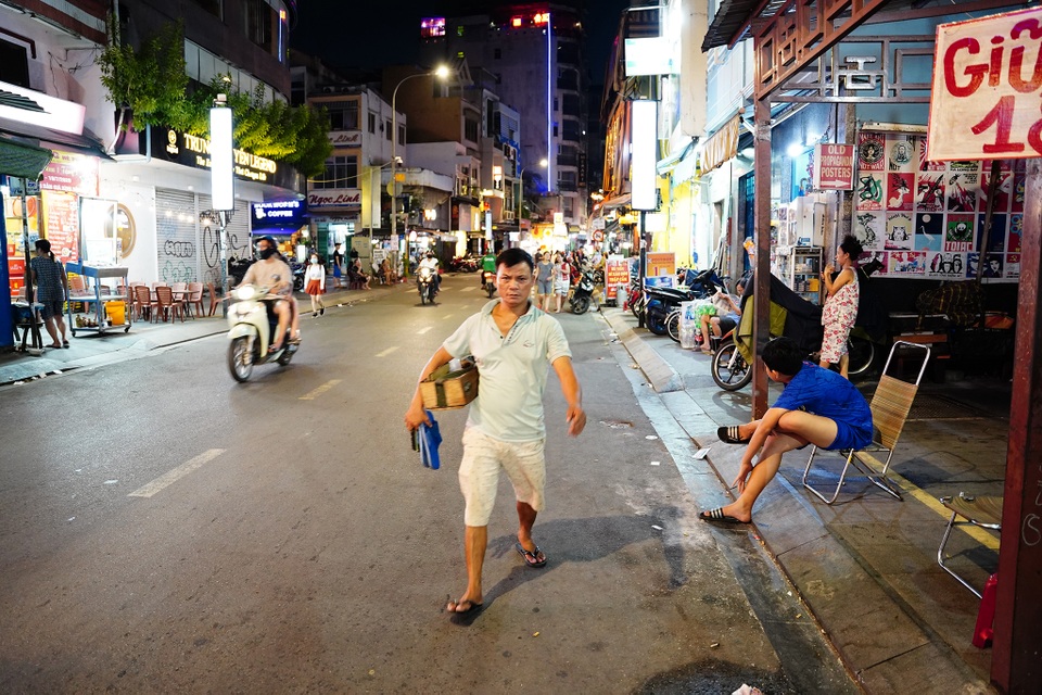 Phố Tây Bùi Viện lay lắt mở cửa chờ khách sau 1 tháng nghỉ Covid-19 - 12 Phố Tây Bùi Viện lay lắt mở cửa chờ khách sau 1 tháng nghỉ Covid-19 - 12