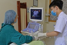 Mắc bướu cổ, người đàn ông Hà Nội 3 năm hút dịch 30 lần