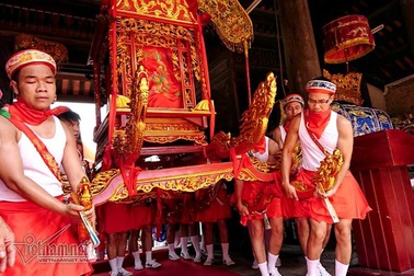 Trai Hà Nội mặc váy rước nước trên sông Hồng