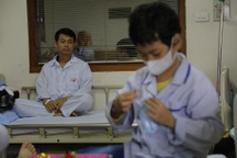 Nghẹn ngào cảnh 2 bố con ung thư máu chăm nhau