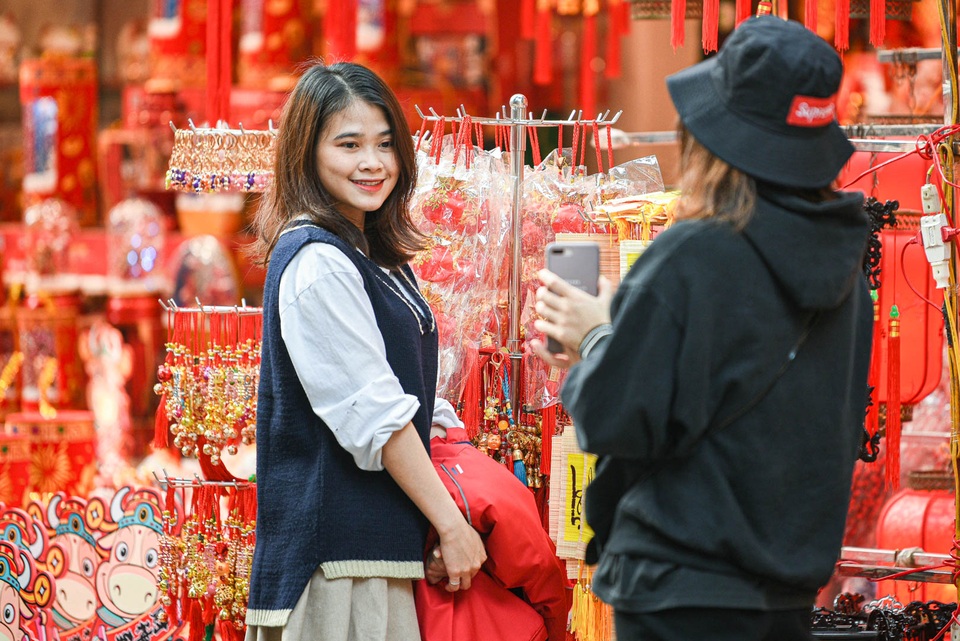 Phố Hàng Mã nhuộm sắc đỏ, hút du khách đổ về chụp ảnh check-in - 7 Phố Hàng Mã nhuộm sắc đỏ, hút du khách đổ về chụp ảnh check-in - 7