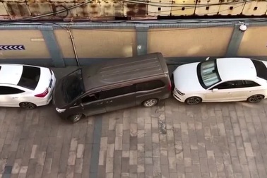 Màn "thoát thân" đỉnh cao của tài xế xe đa dụng