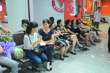 Thức trắng đêm chờ đoàn thi Olympic Vật Lý trở về