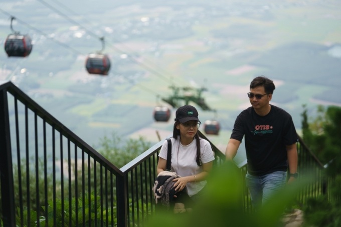 Combo vé hai tuyến cáp treo núi Bà chỉ còn 300.000 đồng trong tháng 12/2023. Ảnh: Sun World Ba Den Mountain.