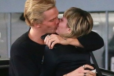 Miley Cyrus tình tứ hôn bồ kém tuổi