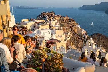 Nỗi khổ của hòn đảo cứ "1m2 lại có 10 người check-in" ở Hy Lạp